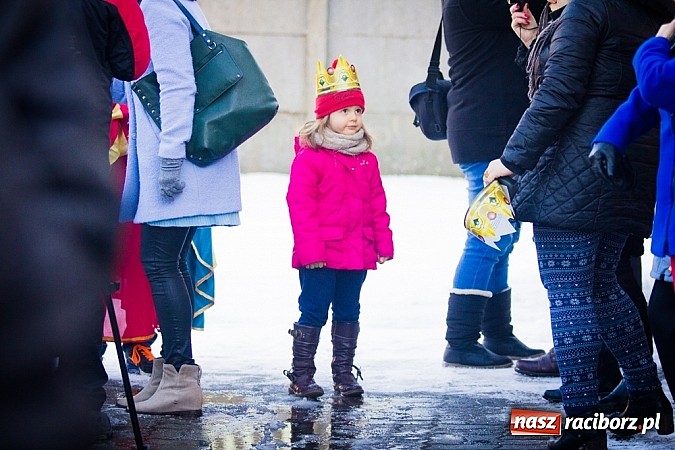 Zdjęcie w galerii na portalu naszraciborz.pl: I Raciborski Orszak Trzech Króli. Setki wiernych przeszło ze Starej Wsi na Rynek. WIDEO wiadomości z regionu