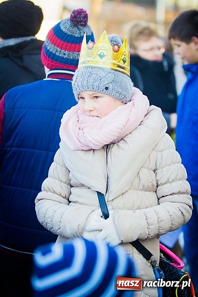 Zdjęcie w galerii na portalu naszraciborz.pl: I Raciborski Orszak Trzech Króli. Setki wiernych przeszło ze Starej Wsi na Rynek. WIDEO wiadomości z regionu