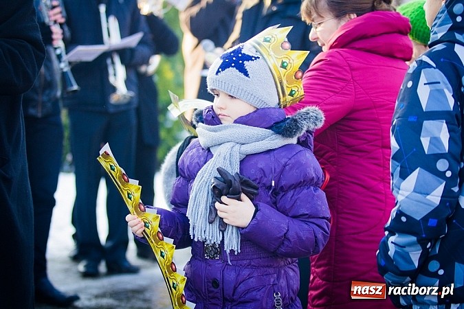 Zdjęcie w galerii na portalu naszraciborz.pl: I Raciborski Orszak Trzech Króli. Setki wiernych przeszło ze Starej Wsi na Rynek. WIDEO wiadomości z regionu