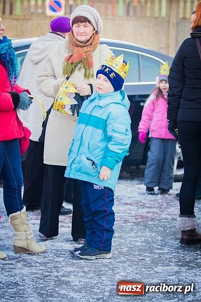 Zdjęcie w galerii na portalu naszraciborz.pl: I Raciborski Orszak Trzech Króli. Setki wiernych przeszło ze Starej Wsi na Rynek. WIDEO wiadomości z regionu