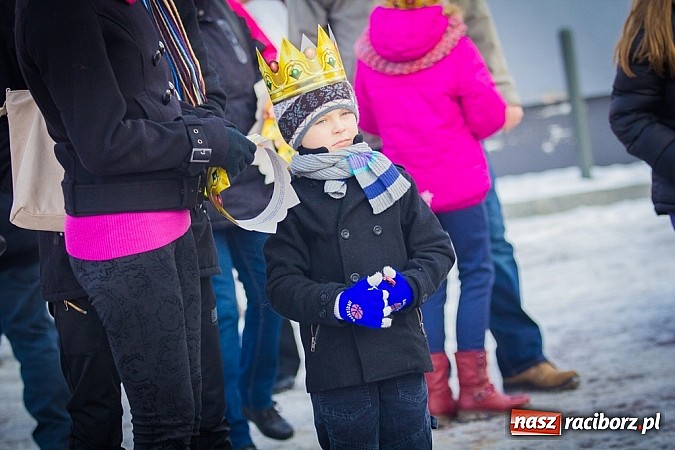 Zdjęcie w galerii na portalu naszraciborz.pl: I Raciborski Orszak Trzech Króli. Setki wiernych przeszło ze Starej Wsi na Rynek. WIDEO wiadomości z regionu