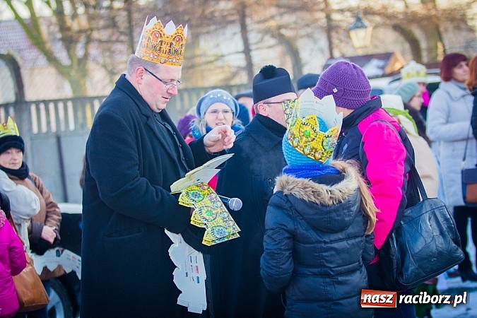 Zdjęcie w galerii na portalu naszraciborz.pl: I Raciborski Orszak Trzech Króli. Setki wiernych przeszło ze Starej Wsi na Rynek. WIDEO wiadomości z regionu