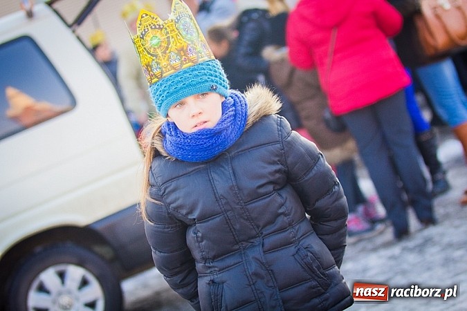Zdjęcie w galerii na portalu naszraciborz.pl: I Raciborski Orszak Trzech Króli. Setki wiernych przeszło ze Starej Wsi na Rynek. WIDEO wiadomości z regionu