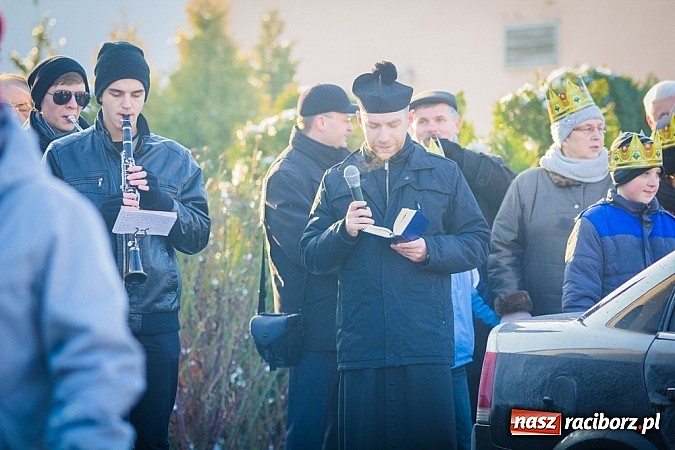 Zdjęcie w galerii na portalu naszraciborz.pl: I Raciborski Orszak Trzech Króli. Setki wiernych przeszło ze Starej Wsi na Rynek. WIDEO wiadomości z regionu