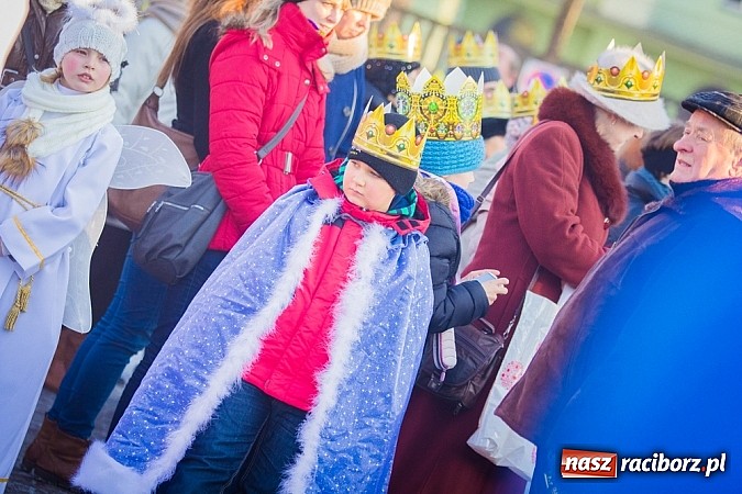 Zdjęcie w galerii na portalu naszraciborz.pl: I Raciborski Orszak Trzech Króli. Setki wiernych przeszło ze Starej Wsi na Rynek. WIDEO wiadomości z regionu