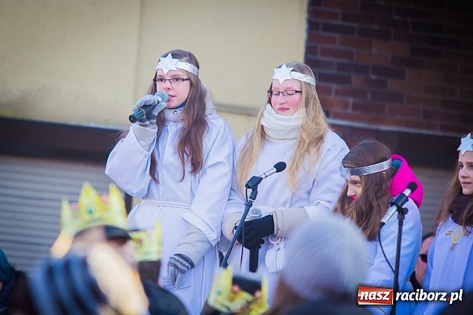 Zdjęcie w galerii na portalu naszraciborz.pl: I Raciborski Orszak Trzech Króli. Setki wiernych przeszło ze Starej Wsi na Rynek. WIDEO wiadomości z regionu