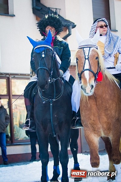 Zdjęcie w galerii na portalu naszraciborz.pl: I Raciborski Orszak Trzech Króli. Setki wiernych przeszło ze Starej Wsi na Rynek. WIDEO wiadomości z regionu