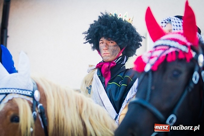 Zdjęcie w galerii na portalu naszraciborz.pl: I Raciborski Orszak Trzech Króli. Setki wiernych przeszło ze Starej Wsi na Rynek. WIDEO wiadomości z regionu