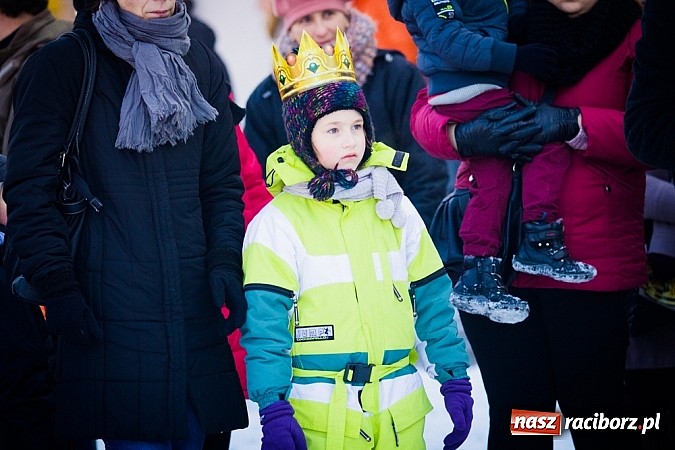 Zdjęcie w galerii na portalu naszraciborz.pl: I Raciborski Orszak Trzech Króli. Setki wiernych przeszło ze Starej Wsi na Rynek. WIDEO wiadomości z regionu