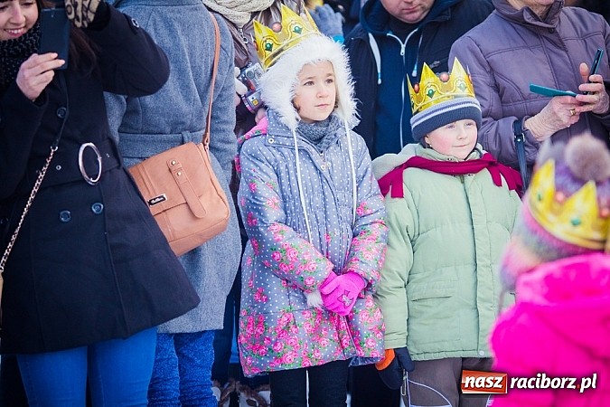 Zdjęcie w galerii na portalu naszraciborz.pl: I Raciborski Orszak Trzech Króli. Setki wiernych przeszło ze Starej Wsi na Rynek. WIDEO wiadomości z regionu