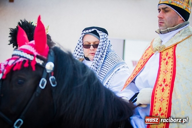 Zdjęcie w galerii na portalu naszraciborz.pl: I Raciborski Orszak Trzech Króli. Setki wiernych przeszło ze Starej Wsi na Rynek. WIDEO wiadomości z regionu