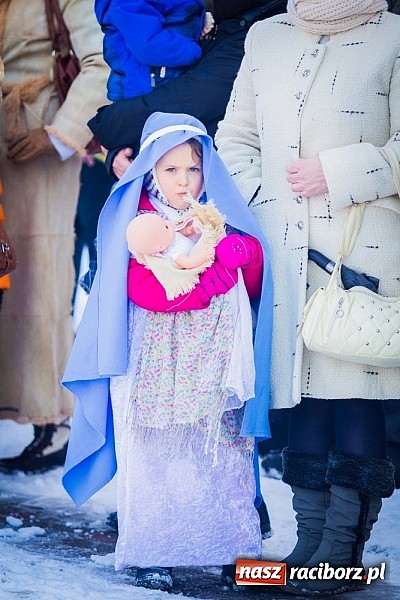 Zdjęcie w galerii na portalu naszraciborz.pl: I Raciborski Orszak Trzech Króli. Setki wiernych przeszło ze Starej Wsi na Rynek. WIDEO wiadomości z regionu
