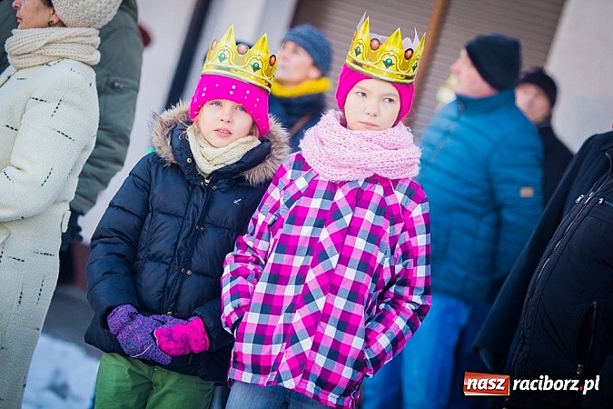 Zdjęcie w galerii na portalu naszraciborz.pl: I Raciborski Orszak Trzech Króli. Setki wiernych przeszło ze Starej Wsi na Rynek. WIDEO wiadomości z regionu