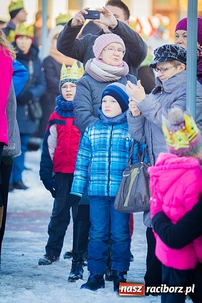 Zdjęcie w galerii na portalu naszraciborz.pl: I Raciborski Orszak Trzech Króli. Setki wiernych przeszło ze Starej Wsi na Rynek. WIDEO wiadomości z regionu