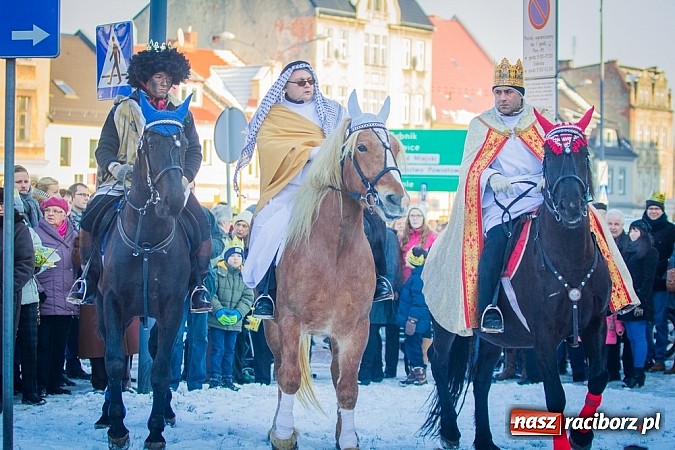 Zdjęcie w galerii na portalu naszraciborz.pl: I Raciborski Orszak Trzech Króli. Setki wiernych przeszło ze Starej Wsi na Rynek. WIDEO wiadomości z regionu