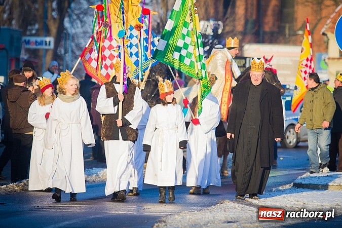 Zdjęcie w galerii na portalu naszraciborz.pl: I Raciborski Orszak Trzech Króli. Setki wiernych przeszło ze Starej Wsi na Rynek. WIDEO wiadomości z regionu
