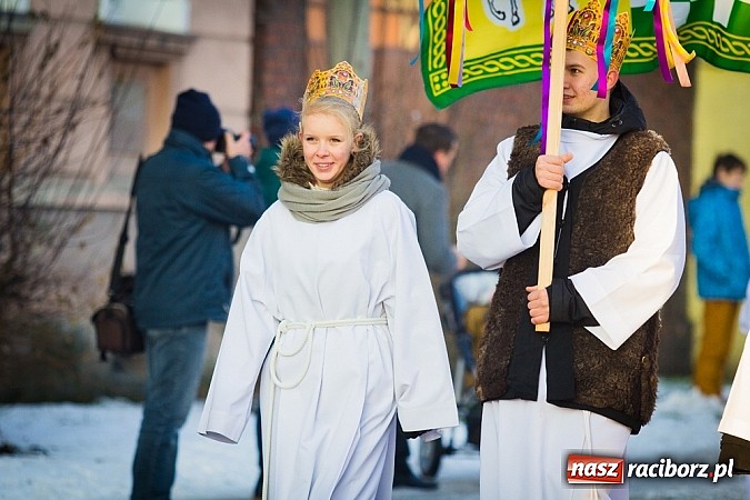 Zdjęcie w galerii na portalu naszraciborz.pl: I Raciborski Orszak Trzech Króli. Setki wiernych przeszło ze Starej Wsi na Rynek. WIDEO wiadomości z regionu
