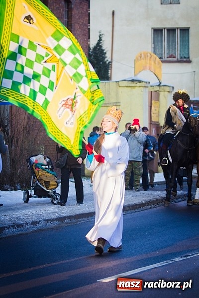 Zdjęcie w galerii na portalu naszraciborz.pl: I Raciborski Orszak Trzech Króli. Setki wiernych przeszło ze Starej Wsi na Rynek. WIDEO wiadomości z regionu