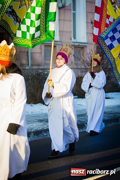 Zdjęcie w galerii na portalu naszraciborz.pl: I Raciborski Orszak Trzech Króli. Setki wiernych przeszło ze Starej Wsi na Rynek. WIDEO wiadomości z regionu