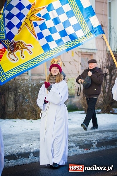 Zdjęcie w galerii na portalu naszraciborz.pl: I Raciborski Orszak Trzech Króli. Setki wiernych przeszło ze Starej Wsi na Rynek. WIDEO wiadomości z regionu