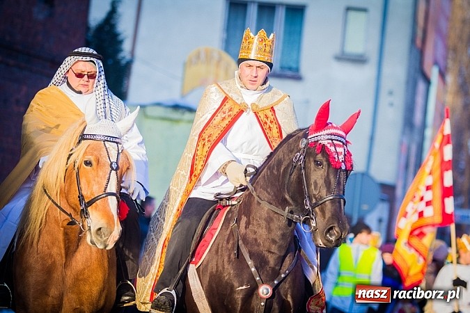 Zdjęcie w galerii na portalu naszraciborz.pl: I Raciborski Orszak Trzech Króli. Setki wiernych przeszło ze Starej Wsi na Rynek. WIDEO wiadomości z regionu