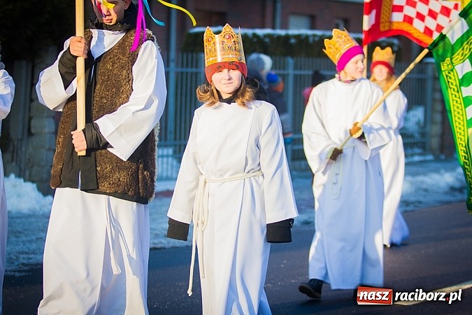 Zdjęcie w galerii na portalu naszraciborz.pl: I Raciborski Orszak Trzech Króli. Setki wiernych przeszło ze Starej Wsi na Rynek. WIDEO wiadomości z regionu