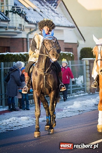 Zdjęcie w galerii na portalu naszraciborz.pl: I Raciborski Orszak Trzech Króli. Setki wiernych przeszło ze Starej Wsi na Rynek. WIDEO wiadomości z regionu
