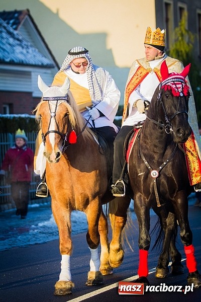 Zdjęcie w galerii na portalu naszraciborz.pl: I Raciborski Orszak Trzech Króli. Setki wiernych przeszło ze Starej Wsi na Rynek. WIDEO wiadomości z regionu