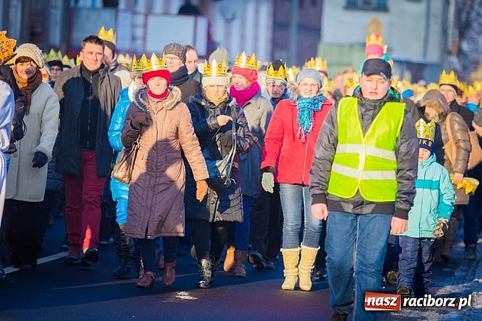 Zdjęcie w galerii na portalu naszraciborz.pl: I Raciborski Orszak Trzech Króli. Setki wiernych przeszło ze Starej Wsi na Rynek. WIDEO wiadomości z regionu