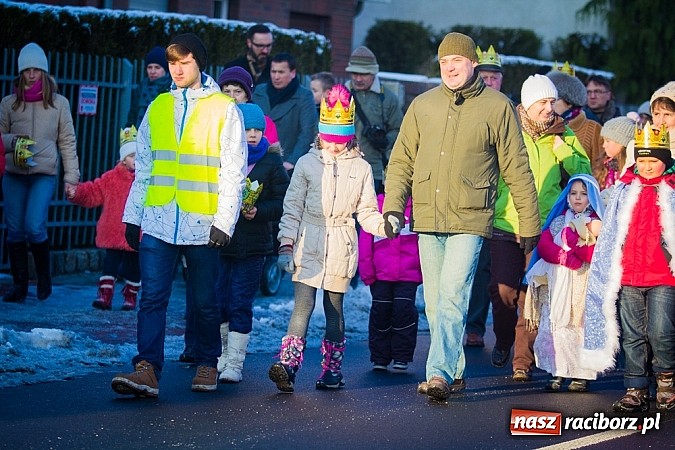 Zdjęcie w galerii na portalu naszraciborz.pl: I Raciborski Orszak Trzech Króli. Setki wiernych przeszło ze Starej Wsi na Rynek. WIDEO wiadomości z regionu