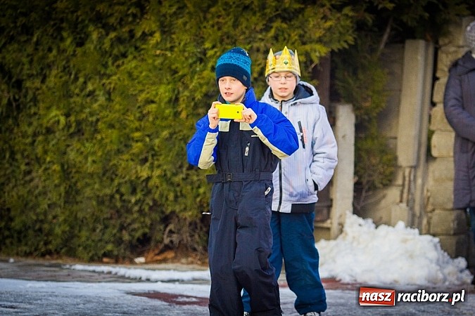 Zdjęcie w galerii na portalu naszraciborz.pl: I Raciborski Orszak Trzech Króli. Setki wiernych przeszło ze Starej Wsi na Rynek. WIDEO wiadomości z regionu