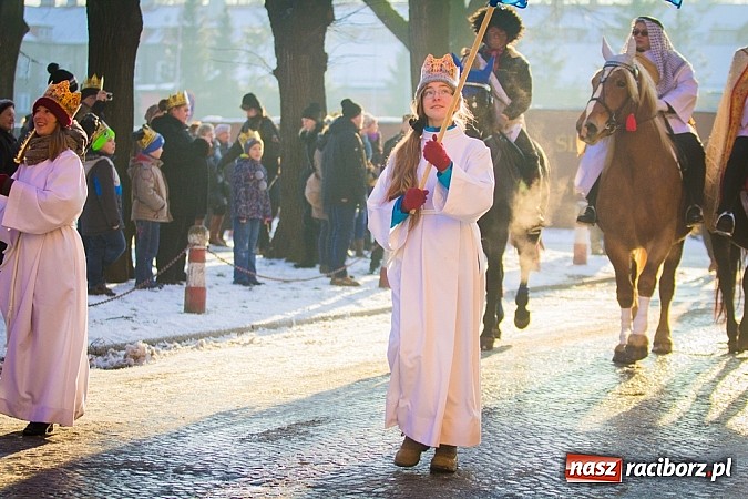 Zdjęcie w galerii na portalu naszraciborz.pl: I Raciborski Orszak Trzech Króli. Setki wiernych przeszło ze Starej Wsi na Rynek. WIDEO wiadomości z regionu