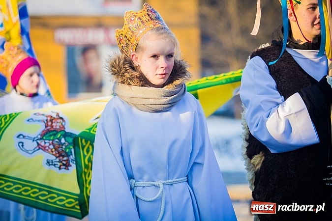 Zdjęcie w galerii na portalu naszraciborz.pl: I Raciborski Orszak Trzech Króli. Setki wiernych przeszło ze Starej Wsi na Rynek. WIDEO wiadomości z regionu