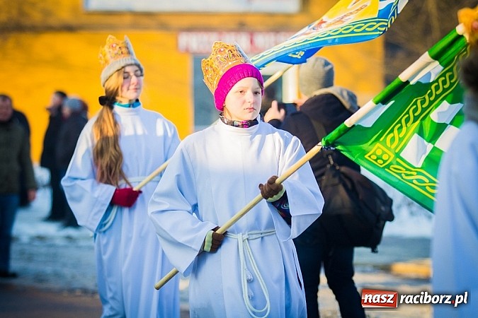 Zdjęcie w galerii na portalu naszraciborz.pl: I Raciborski Orszak Trzech Króli. Setki wiernych przeszło ze Starej Wsi na Rynek. WIDEO wiadomości z regionu