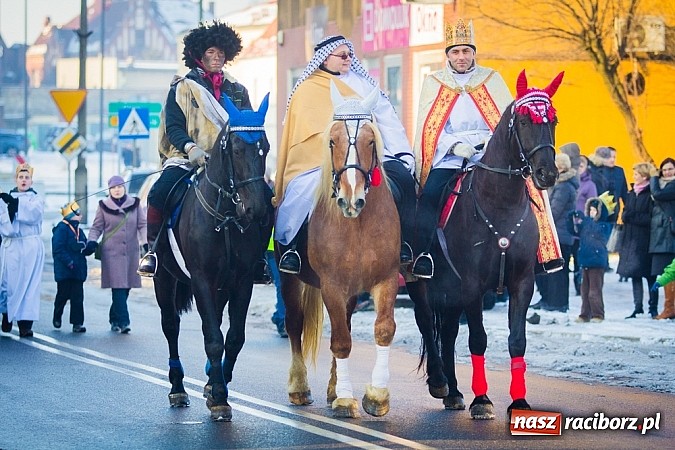 Zdjęcie w galerii na portalu naszraciborz.pl: I Raciborski Orszak Trzech Króli. Setki wiernych przeszło ze Starej Wsi na Rynek. WIDEO wiadomości z regionu