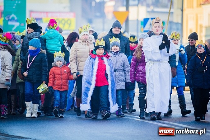 Zdjęcie w galerii na portalu naszraciborz.pl: I Raciborski Orszak Trzech Króli. Setki wiernych przeszło ze Starej Wsi na Rynek. WIDEO wiadomości z regionu