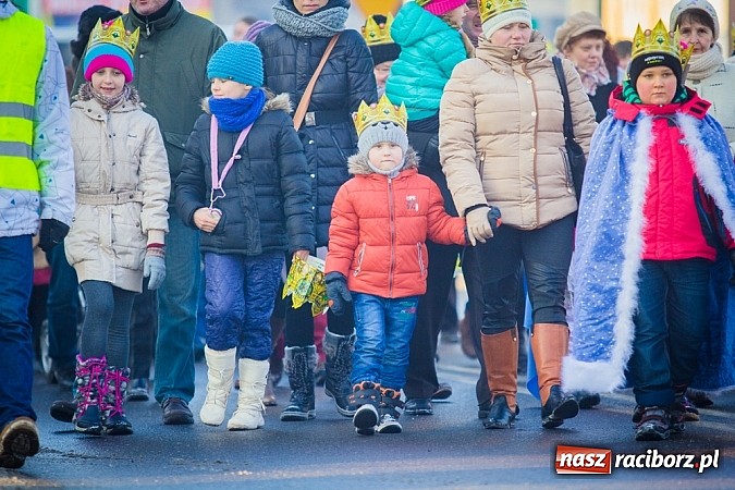 Zdjęcie w galerii na portalu naszraciborz.pl: I Raciborski Orszak Trzech Króli. Setki wiernych przeszło ze Starej Wsi na Rynek. WIDEO wiadomości z regionu