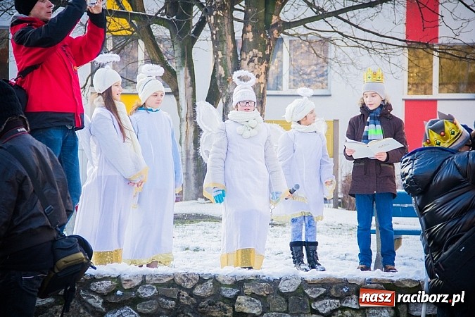 Zdjęcie w galerii na portalu naszraciborz.pl: I Raciborski Orszak Trzech Króli. Setki wiernych przeszło ze Starej Wsi na Rynek. WIDEO wiadomości z regionu