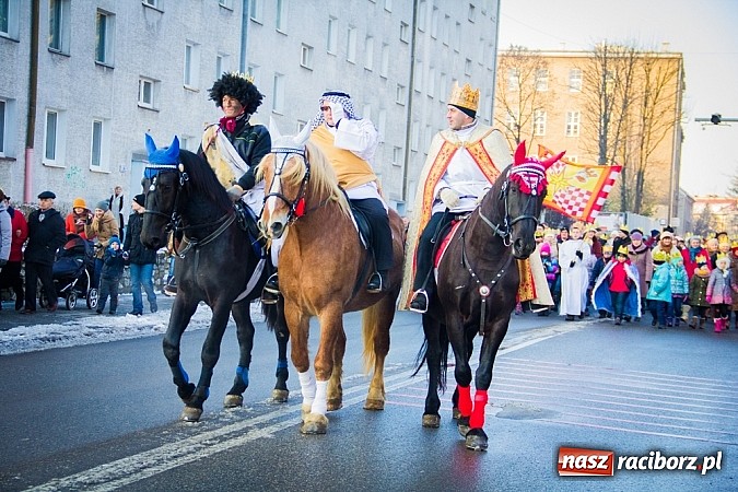 Zdjęcie w galerii na portalu naszraciborz.pl: I Raciborski Orszak Trzech Króli. Setki wiernych przeszło ze Starej Wsi na Rynek. WIDEO wiadomości z regionu