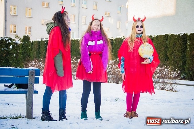 Zdjęcie w galerii na portalu naszraciborz.pl: I Raciborski Orszak Trzech Króli. Setki wiernych przeszło ze Starej Wsi na Rynek. WIDEO wiadomości z regionu