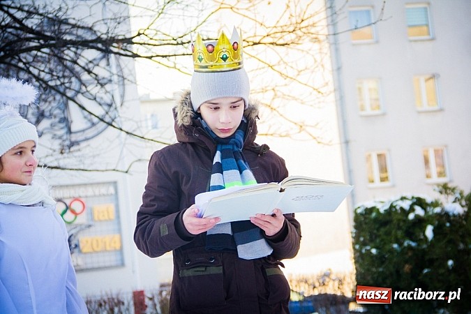 Zdjęcie w galerii na portalu naszraciborz.pl: I Raciborski Orszak Trzech Króli. Setki wiernych przeszło ze Starej Wsi na Rynek. WIDEO wiadomości z regionu