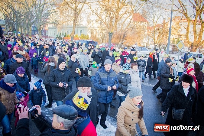 Zdjęcie w galerii na portalu naszraciborz.pl: I Raciborski Orszak Trzech Króli. Setki wiernych przeszło ze Starej Wsi na Rynek. WIDEO wiadomości z regionu