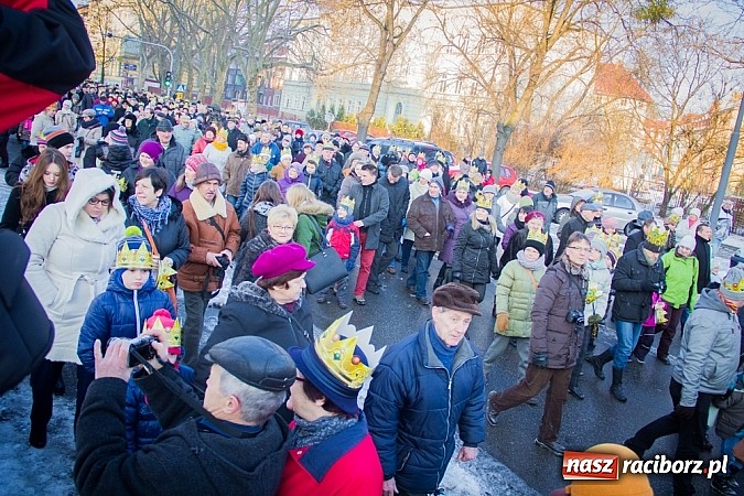 Zdjęcie w galerii na portalu naszraciborz.pl: I Raciborski Orszak Trzech Króli. Setki wiernych przeszło ze Starej Wsi na Rynek. WIDEO wiadomości z regionu