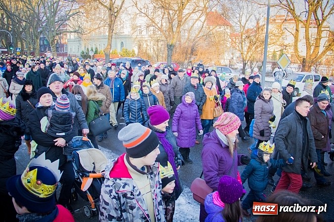Zdjęcie w galerii na portalu naszraciborz.pl: I Raciborski Orszak Trzech Króli. Setki wiernych przeszło ze Starej Wsi na Rynek. WIDEO wiadomości z regionu