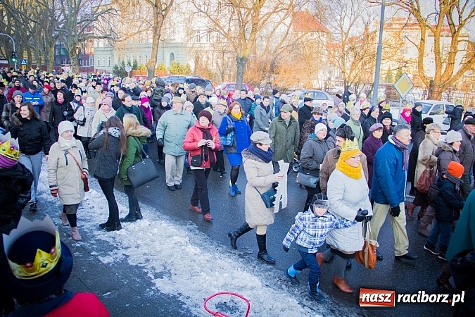 Zdjęcie w galerii na portalu naszraciborz.pl: I Raciborski Orszak Trzech Króli. Setki wiernych przeszło ze Starej Wsi na Rynek. WIDEO wiadomości z regionu