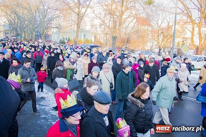Zdjęcie w galerii na portalu naszraciborz.pl: I Raciborski Orszak Trzech Króli. Setki wiernych przeszło ze Starej Wsi na Rynek. WIDEO wiadomości z regionu