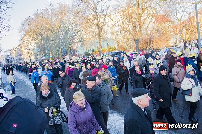 Zdjęcie w galerii na portalu naszraciborz.pl: I Raciborski Orszak Trzech Króli. Setki wiernych przeszło ze Starej Wsi na Rynek. WIDEO wiadomości z regionu