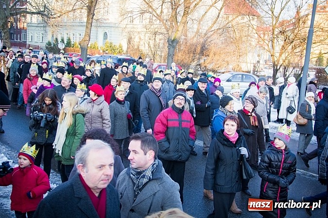 Zdjęcie w galerii na portalu naszraciborz.pl: I Raciborski Orszak Trzech Króli. Setki wiernych przeszło ze Starej Wsi na Rynek. WIDEO wiadomości z regionu