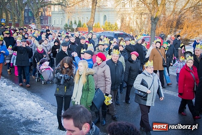 Zdjęcie w galerii na portalu naszraciborz.pl: I Raciborski Orszak Trzech Króli. Setki wiernych przeszło ze Starej Wsi na Rynek. WIDEO wiadomości z regionu