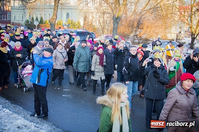 Zdjęcie w galerii na portalu naszraciborz.pl: I Raciborski Orszak Trzech Króli. Setki wiernych przeszło ze Starej Wsi na Rynek. WIDEO wiadomości z regionu
